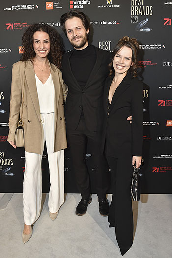 Nadine Menz, Philipp Birnstiel mit Frau Darya  bei der Verleihung der Best Brands Awards 2023 im Hotel Bayerischer Hof in München am 28.02.2023 / ©Foto: Goran Nitschke/ Sabine Brauer für Best Brands